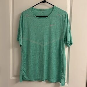 ⚜️ Nike Dri-Fit green Dri-Fit medium